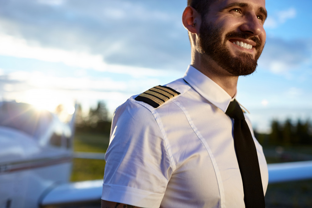 a picture of a smiling male pilot dressed in uniform