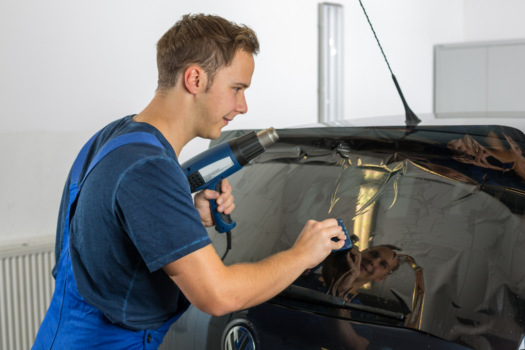 A man applying car wrap