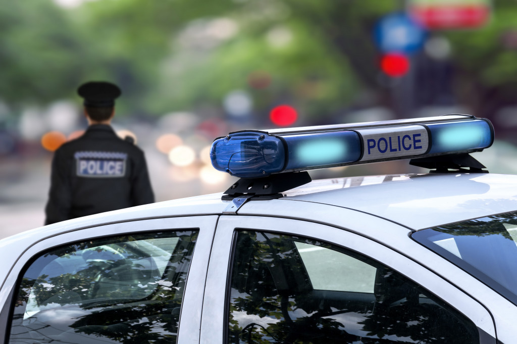 a police leaving the vehicle with alarm